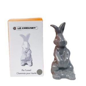 NIB LE CREUSET BUNNY Pie Funnel 🐰🥧